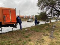В Астрахани коммунальные службы устраняют последствия непогоды