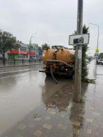 В Астрахани с улиц откачивают дождевую воду