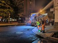 На улице Свердлова укладывают верхний слой асфальта