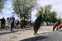 В Астрахани прошли торжественные церемонии возложения венков