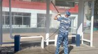 В Астрахани моют остановки и леерку