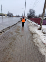 В Астрахани усилили работы по очистке тротуаров от снега и наледи