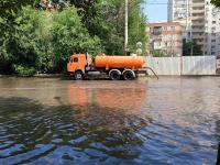 Астраханские коммунальщики устраняют последствия непогоды