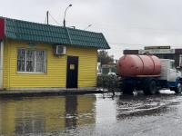 В Астрахани коммунальные службы устраняют последствия непогоды
