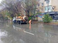 В городе продолжают устранять последствия сильного дождя