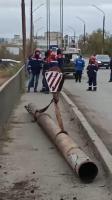 Аварийный столб на мосту у мясокомбината демонтирован