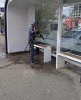 В Астрахани моют остановки и леерку