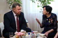 Глава Астрахани Игорь Редькин поздравил с наступающим Днем Победы жительницу блокадного Ленинграда