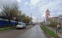 У железнодорожных переездов в Астрахани установили дорожные знаки