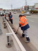 Порядка 20 тонн мусора вывезли с трех астраханских мостов