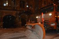 Коммунальщики Астрахани расчищают снег круглосуточно