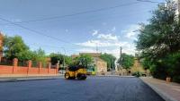 На улице Володарского меняют покрытие на проезжей части