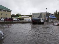 В Астрахани коммунальные службы устраняют последствия непогоды