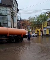 В Астрахани коммунальная техника откачивает дождевую воду