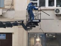 В Астрахани моют фасады зданий