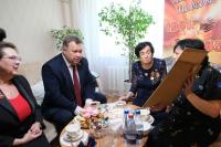 Глава Астрахани Игорь Редькин поздравил с наступающим Днем Победы жительницу блокадного Ленинграда