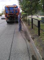 В Астрахани моют остановки и леерку