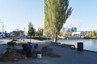 Территорию у Лебединого озера продолжают благоустраивать