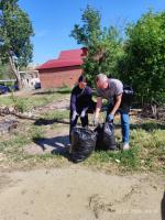 В парках и скверах города сегодня красили скамейки