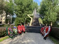 В Астрахани прошли торжественные церемонии возложения венков