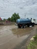 В Астрахани с улиц откачивают дождевую воду