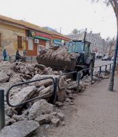 Коммунальные службы Астрахани продолжают устранять наледь на дорогах