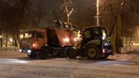Коммунальщики Астрахани расчищают снег круглосуточно