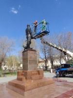 В Астрахани моют памятники