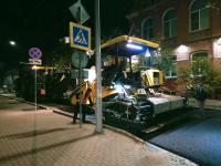 На улице Володарского укладывают верхний слой асфальта