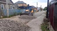 В Астрахани подсыпают грунтовые дороги