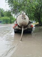 В Астрахани с улиц откачивают дождевую воду