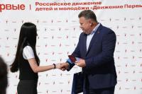 Накануне Дня флага мэр Игорь Редькин вручил паспорта астраханским школьникам