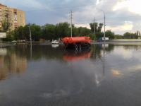 В Астрахани устраняют последствия ночного ливня
