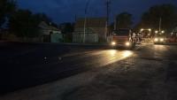 На улице Агрономической приступили к укладке верхнего слоя асфальта