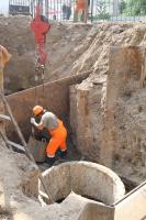 Астраханские коммунальщики приступили к устранению аварийной ситуации на глубинной канализации по ул. Б. Алексеева