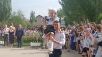 Почти для двух тысяч астраханских одиннадцатиклассников прозвучал последний звонок
