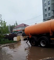 В Астрахани коммунальная техника откачивает дождевую воду