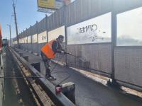 В Астрахани моют шумовые экраны и остановки