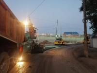 На улице Ботвина дорожники укладывают верхний слой асфальта