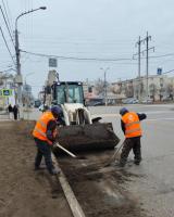 На ул. Боевой и Аэропортовском шоссе зачищают прибордюрные части дорог