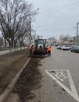 На ул. Боевой и Аэропортовском шоссе зачищают прибордюрные части дорог
