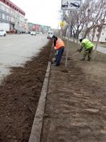 На ул. Боевой и Аэропортовском шоссе зачищают прибордюрные части дорог
