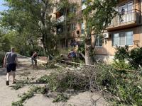 Коммунальные службы устраняют последствия сильного ветра