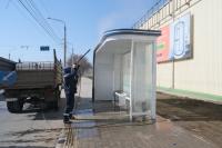 В Астрахани моют шумовые экраны и остановки