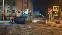 На ул. М. Аладьина укладывают второй слой асфальта