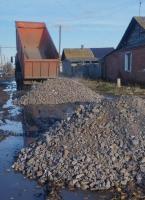 В Астрахани подсыпают грунтовые дороги