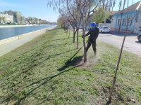 Откосы Астраханского кремля готовят к теплому времени года