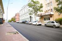 На улице Володарского укладывают верхний слой асфальта