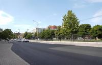 На улице Коммунистической приступили к укладке второго слоя асфальта 