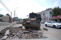 На улице Боевой ремонтируют тротуар